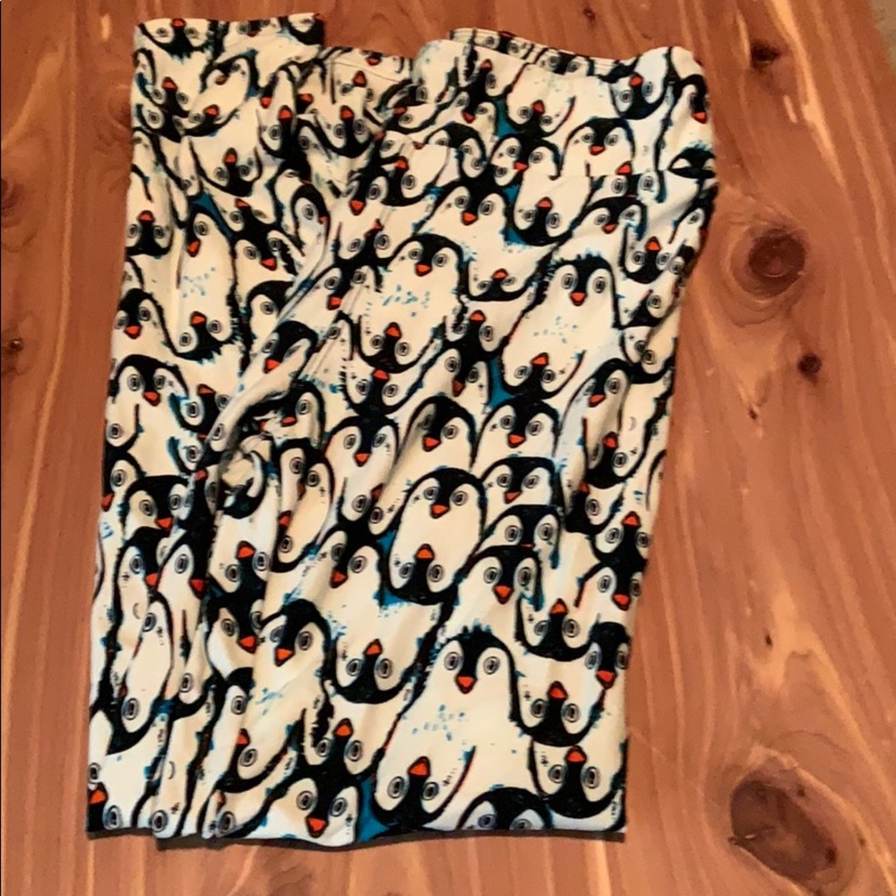 Lularoe one size penguin leggings
